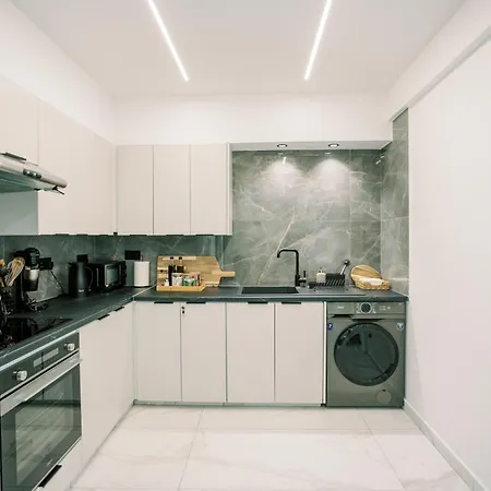 2br Amalfi Blue In - Pool&10min Walk To Mackenzie Beach!