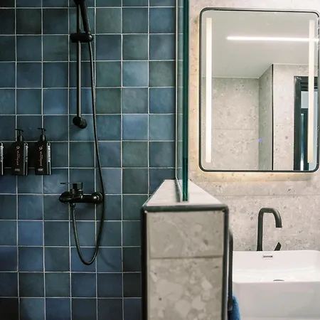 2br Amalfi Blue In - Pool&10min Walk To Mackenzie Beach!