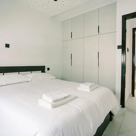 2br Amalfi Blue In - Pool & 10min Walk To Mackenzie Beach!