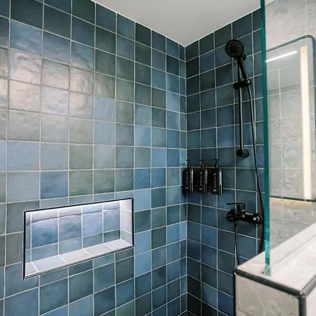 2br Amalfi Blue In - Pool & 10min Walk To Mackenzie Beach! *